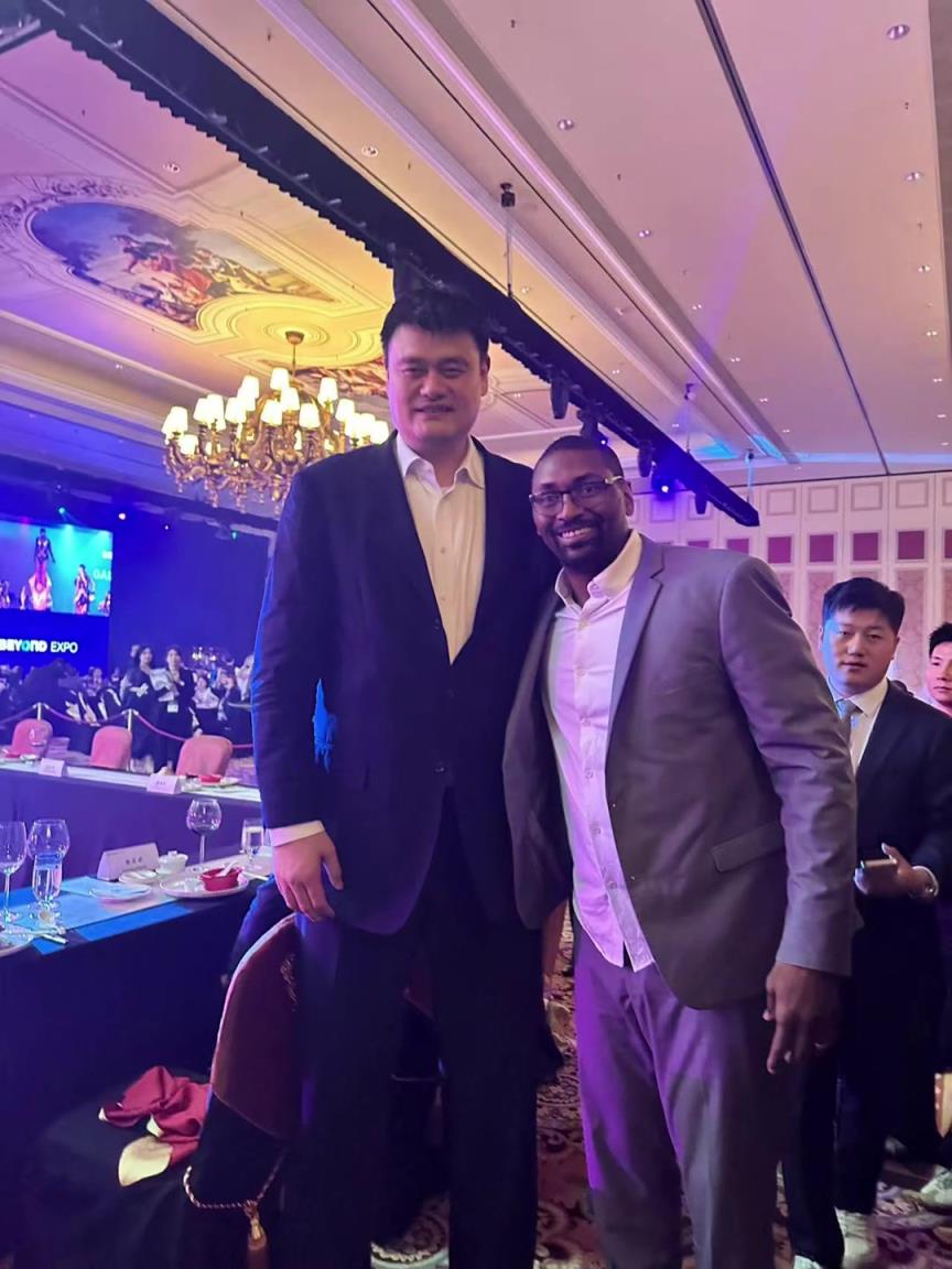 阿泰斯特晒与姚明合照：这是我最喜欢的队友 姚??！
