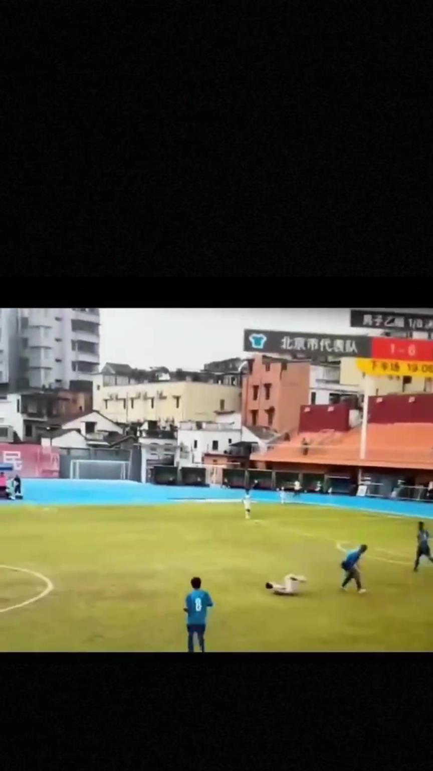 太可怕了！全运会惊现杀人足球，球员将对手直接踢骨折
