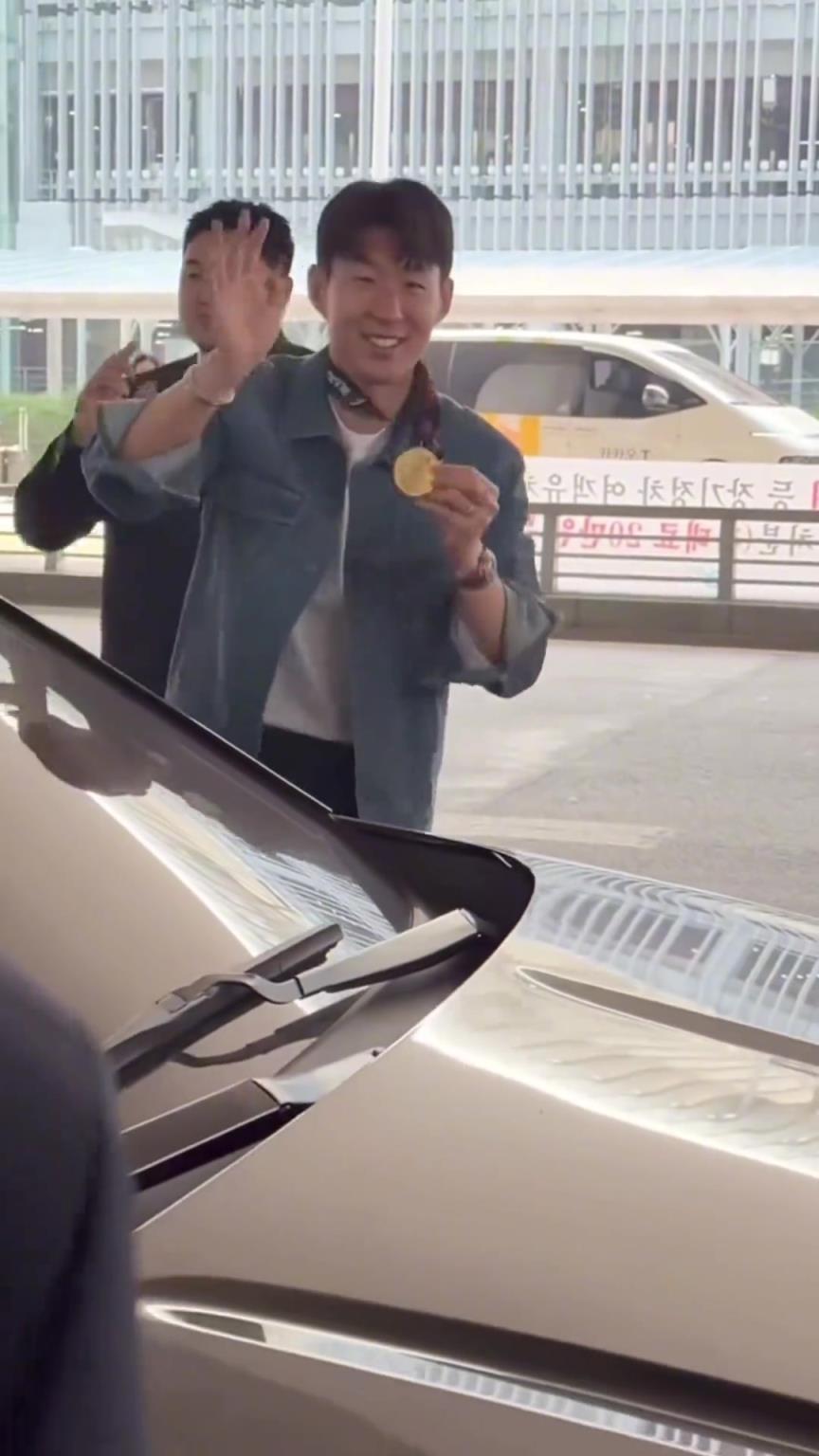 衣锦还乡！孙兴慜返回韩国，众多女球迷让其把欧联奖牌戴上
