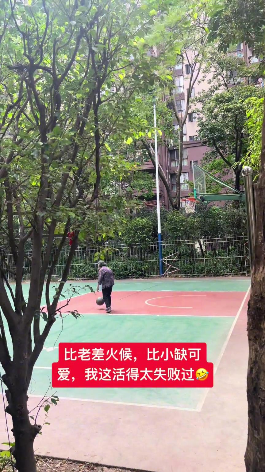 这阿婆单手一投一个准，姜还是老的辣