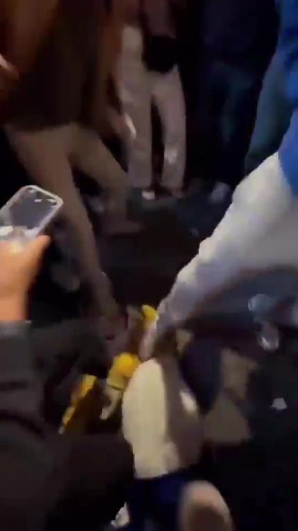 惊！尼克斯大胜步行者后，哈利伯顿遭主场球迷群殴