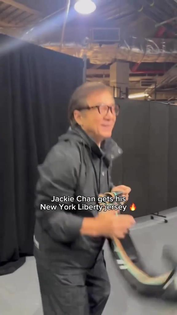 肌肉记忆！成龙这几下空气运球像是进了家具城