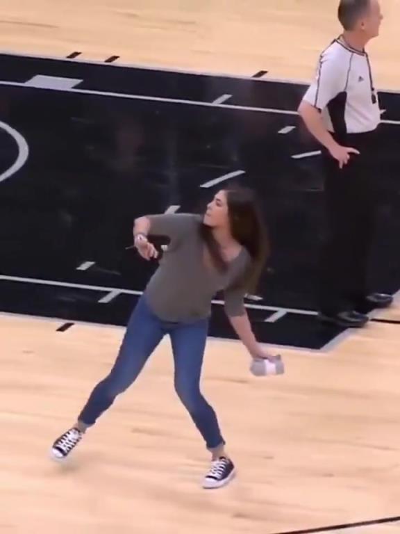 不愧是美国女篮主力，普拉姆的力量太吓人了