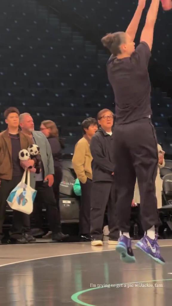 71岁成龙现身巴克莱中心看女篮比赛：她们投篮怎么那么准?。?！
