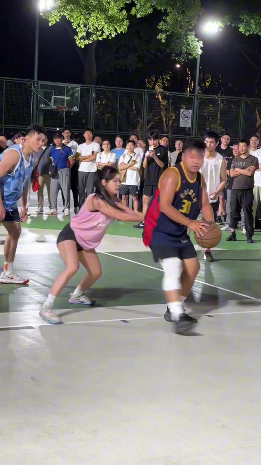 这哥们看见防自己的是女生，一个劲背打，球也不传了